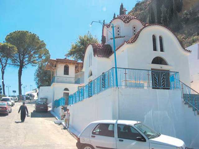 &Eta; &epsilon;ί&sigma;&omicron;&delta;&omicron;&sigmaf; &tau;&eta;&sigmaf; &Mu;&omicron;&nu;ή&sigmaf; &Kappa;&rho;&epsilon;&mu;&alpha;&sigma;&tau;ή&sigmaf;