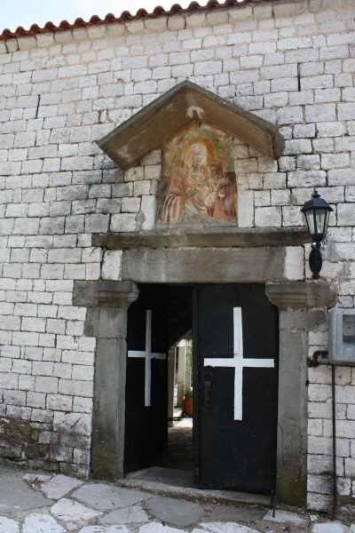 Είσοδος της Άνω Μονής Δίβρης