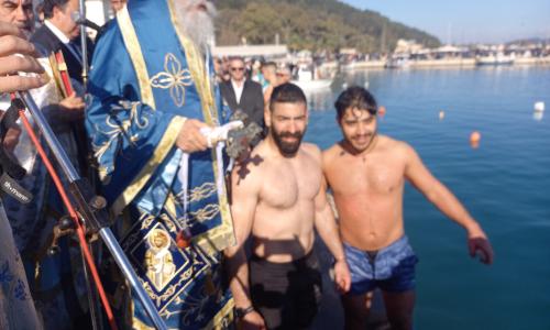 Ο ΜΗΤΡΟΠΟΛΙΤΗΣ ΗΛΕΙΑΣ ΚΑΙ ΩΛΕΝΗΣ κ.κ. ΑΘΑΝΑΣΙΟΣ ΧΟΡΟΣΤΑΤΗΣΕ ΣΤΗΝ ΘΕΙΑ ΛΕΙΤΟΥΡΓΙΑ ΚΑΙ ΤΟΝ ΑΓΙΑΣΜΟ ΤΩΝ ΥΔΑΤΩΝ ΣΤΟ ΚΑΤΑΚΟΛΟ